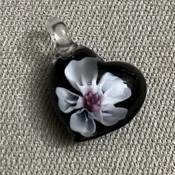 Murano Inspired Heart Shaped Glass Pendants with Flowers (lot of 3) Beautiful! - Picture 3 of 5